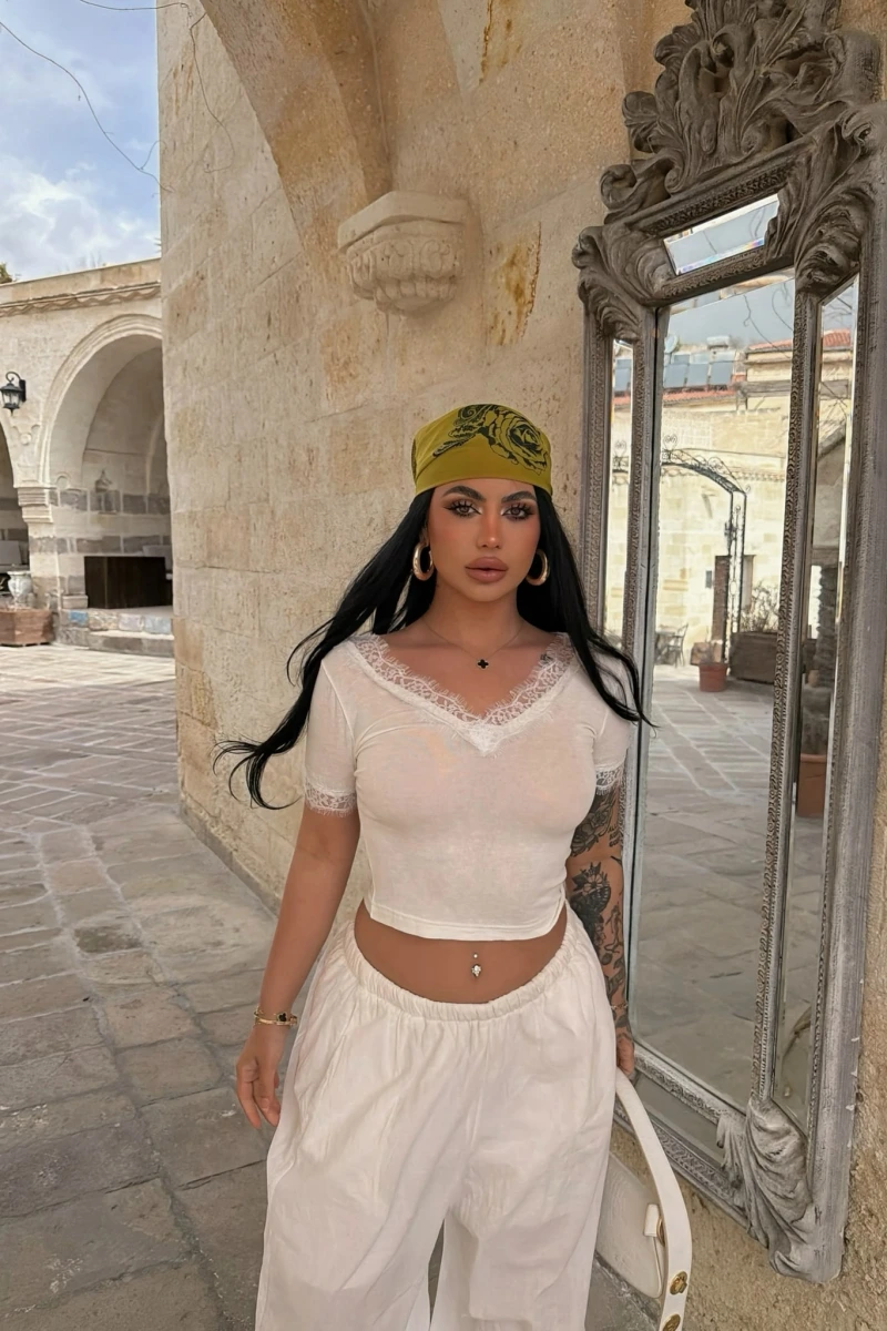 Beyaz Kol ve Yaka Güpürlü Crop