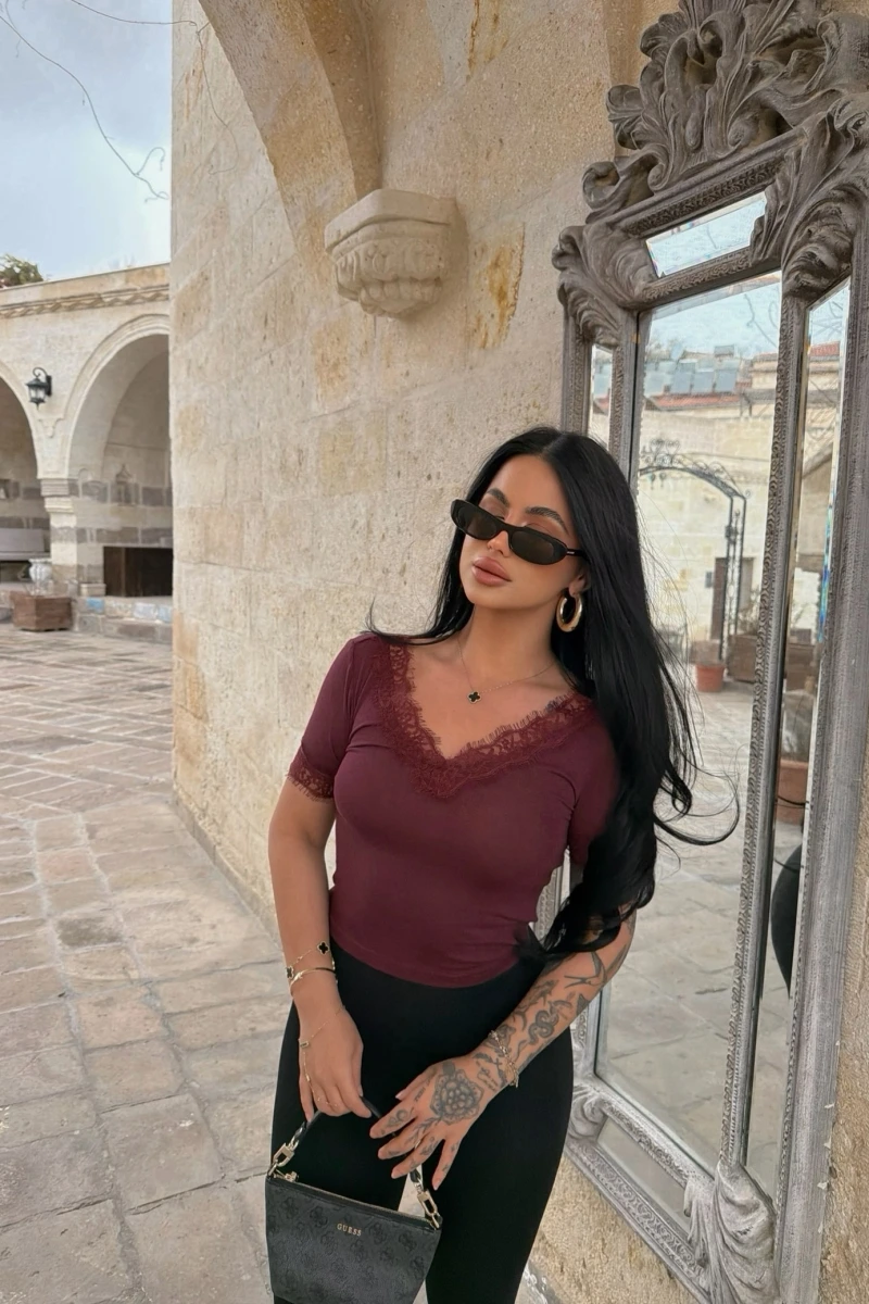 Bordo Kol ve Yaka Güpürlü Crop