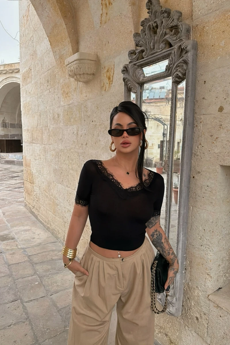 Siyah Kol ve Yaka Güpürlü Crop