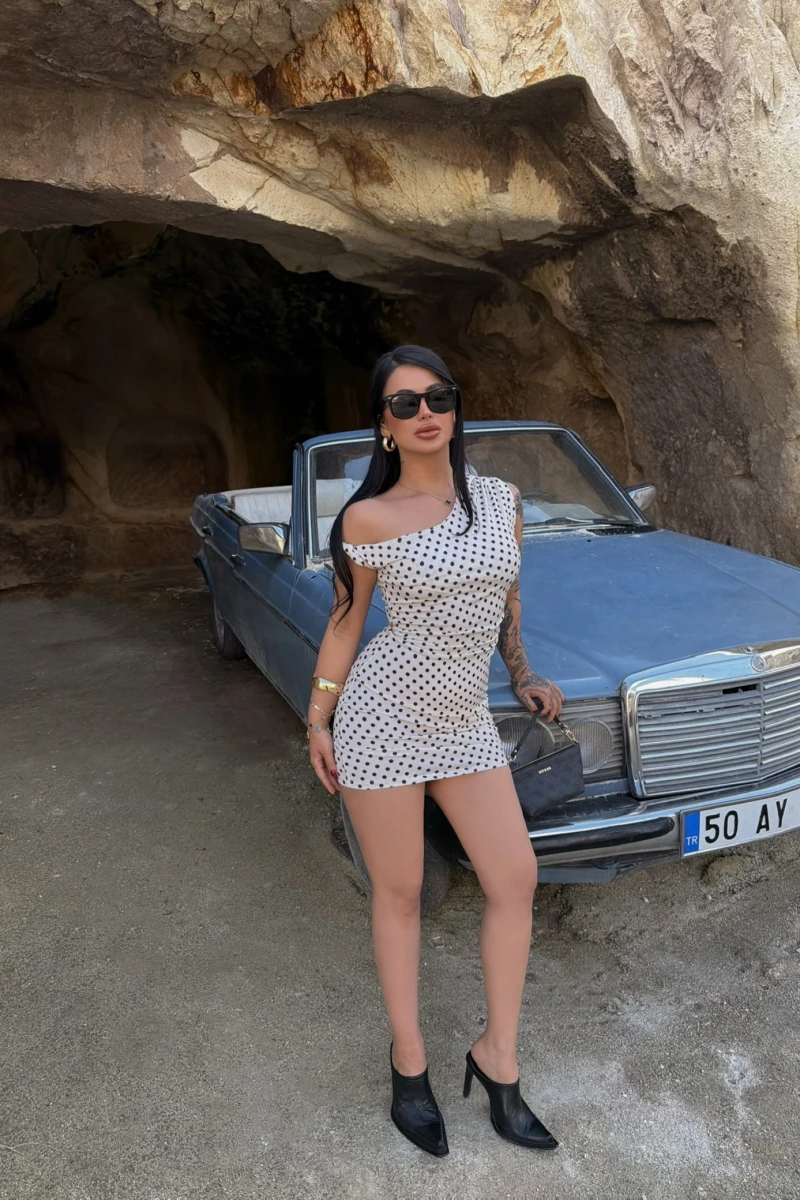 Beyaz Kayık Yaka Puantiyeli Elbise