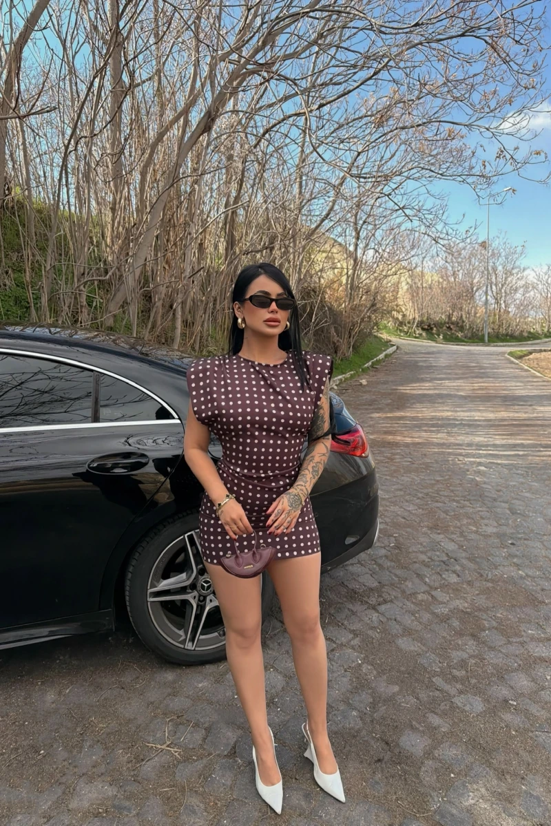 Kahve Omuz Vatkalı Puantiyeli Elbise