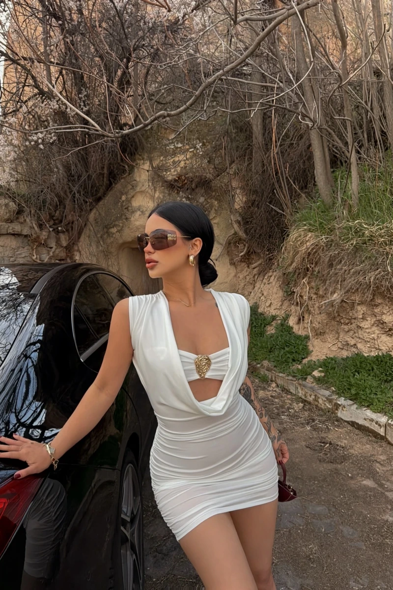 Beyaz Göğüs Aksesuarlı Degaje Elbise