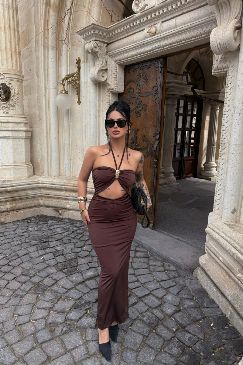 Kahve Göğüs Aksesuarlı Maxi Elbise