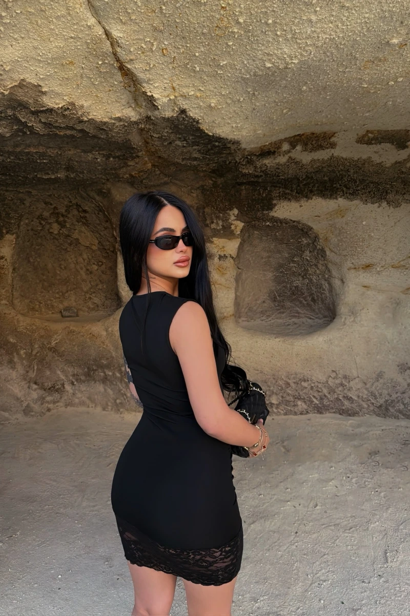Siyah Eteği Dantelli Basic Elbise
