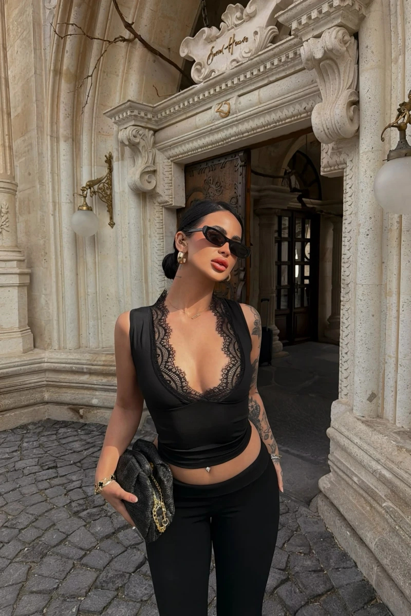 Siyah Güpürlü V Yaka Basic Crop