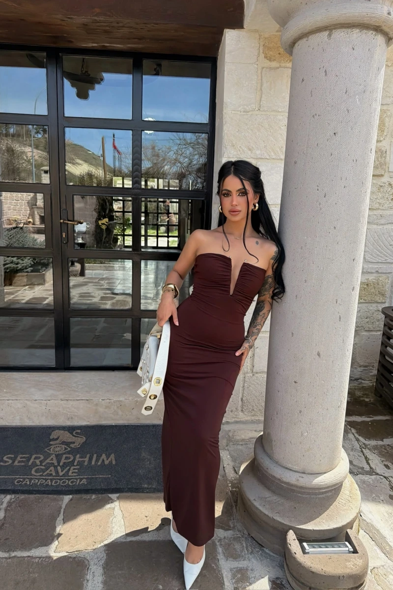 Kahve Yaka Aksesuarlı Straplez Elbise