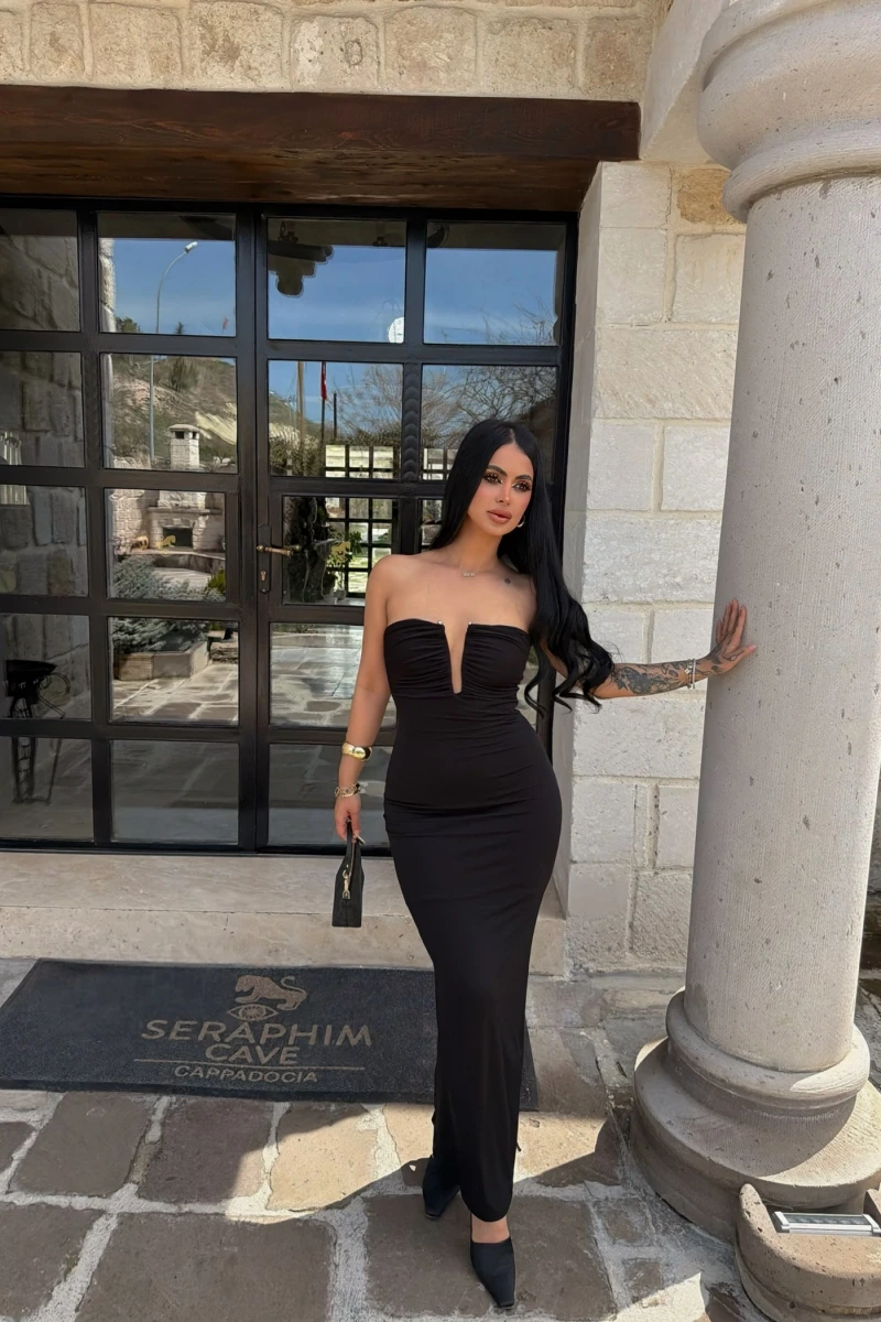 Siyah Yaka Aksesuarlı Straplez Elbise