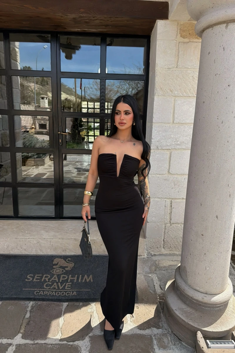 Siyah Yaka Aksesuarlı Straplez Elbise