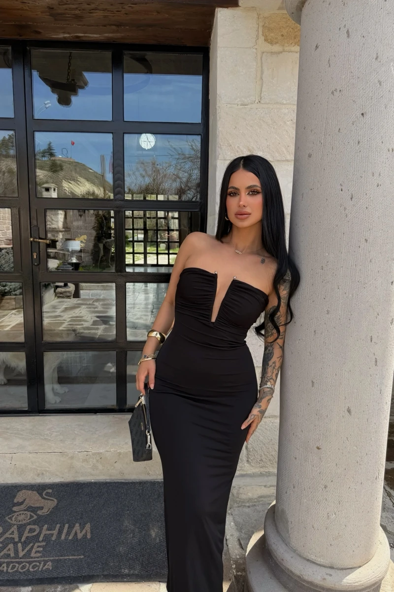 Siyah Yaka Aksesuarlı Straplez Elbise