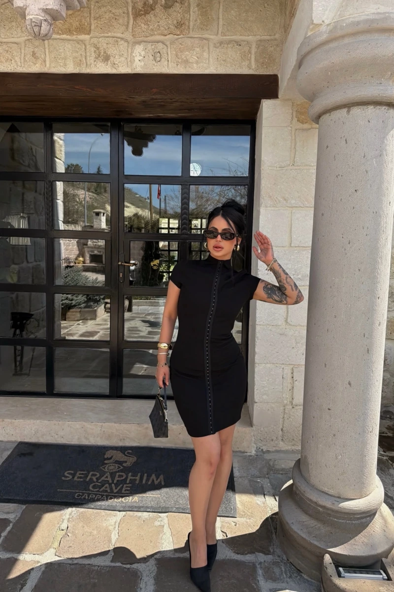 Yüksek Yaka Kancalı Elbise