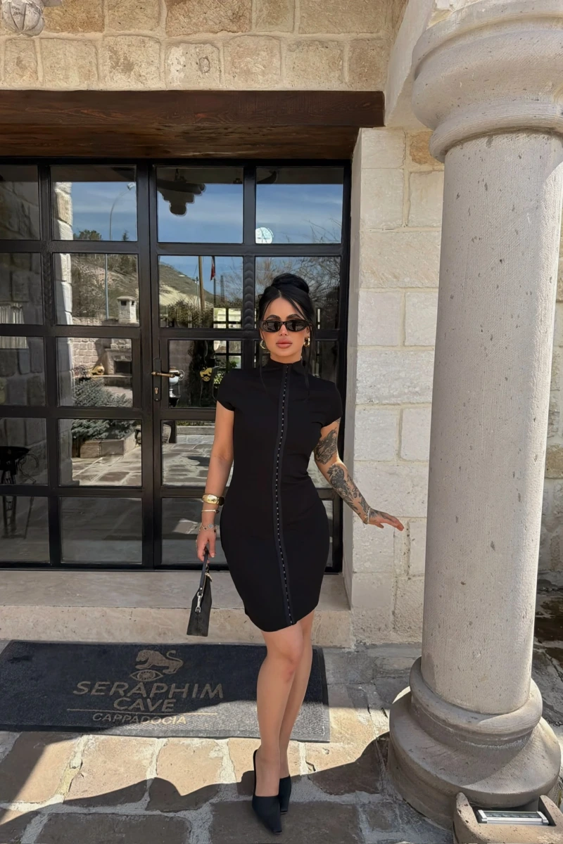 Yüksek Yaka Kancalı Elbise