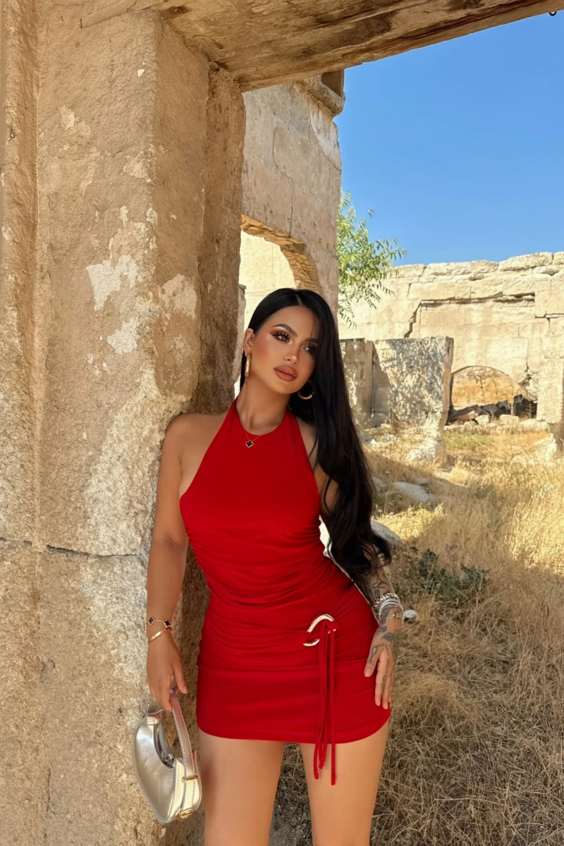 Kırmızı Yanı Tokalı Büzgülü Elbise