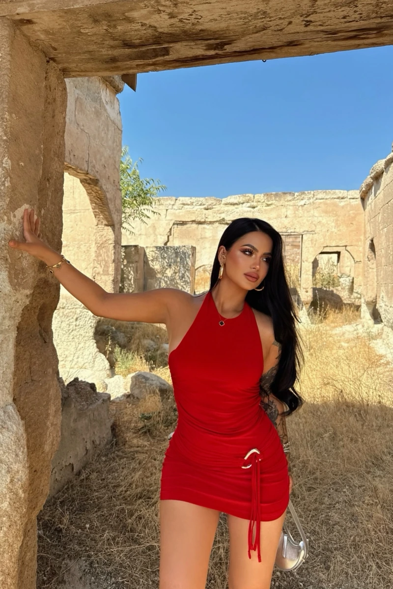 Kırmızı Yanı Tokalı Büzgülü Elbise