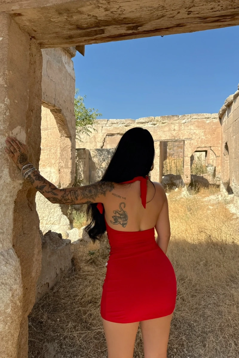 Kırmızı Yanı Tokalı Büzgülü Elbise