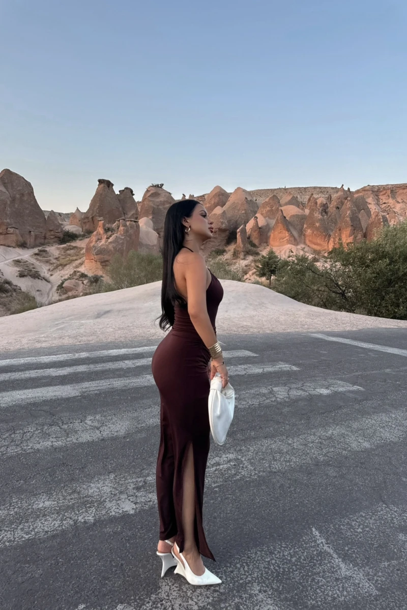 Kahve Halter Yaka Aksesuarlı Elbise