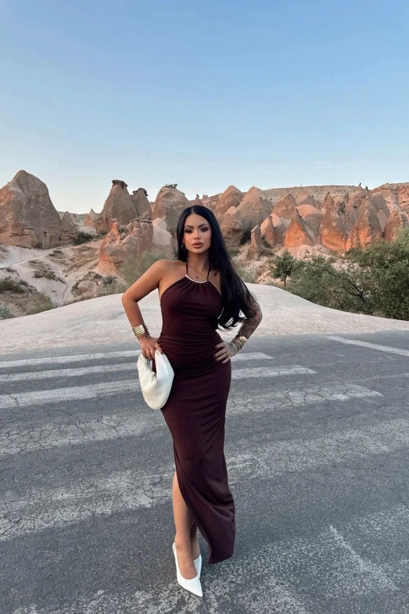 Kahve Halter Yaka Aksesuarlı Elbise