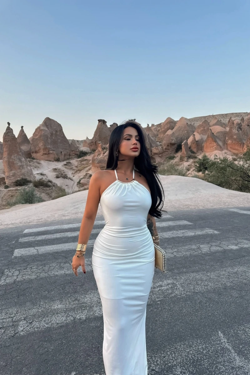 Beyaz Halter Yaka Aksesuarlı Elbise