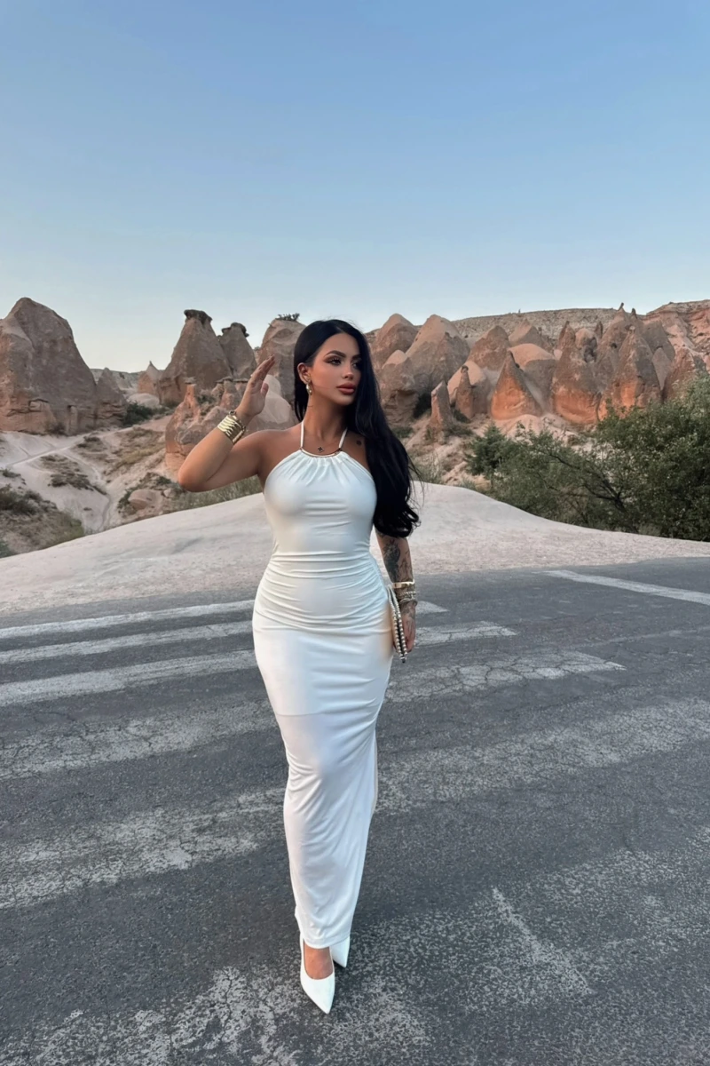 Beyaz Halter Yaka Aksesuarlı Elbise