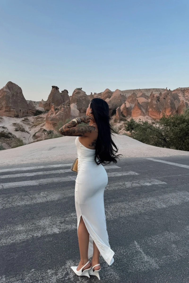 Beyaz Halter Yaka Aksesuarlı Elbise