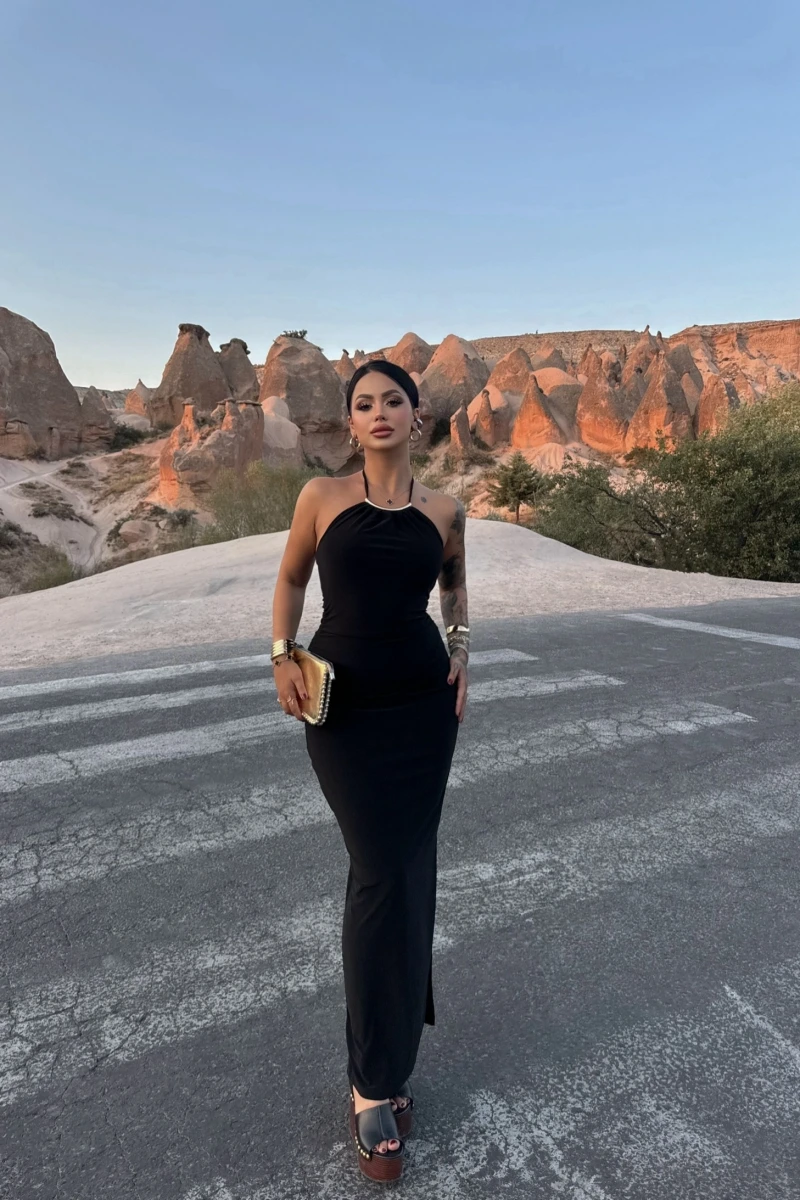 Siyah Halter Yaka Aksesuarlı Elbise