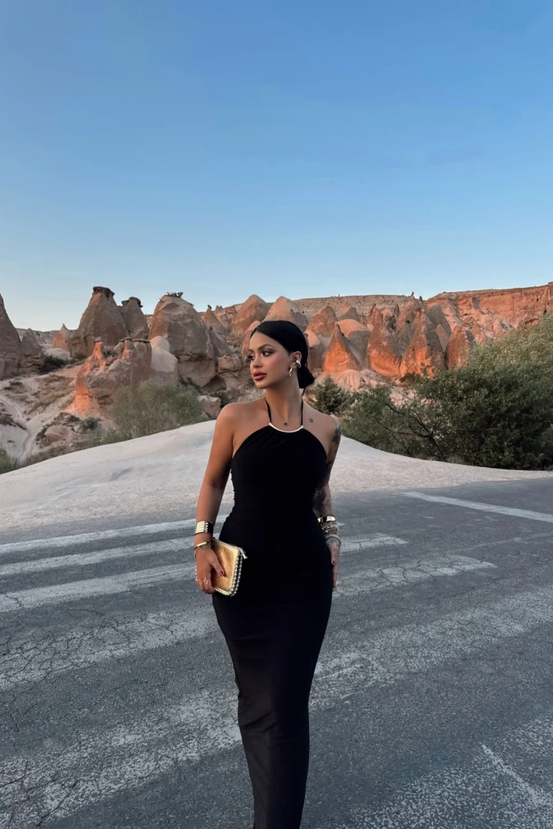 Siyah Halter Yaka Aksesuarlı Elbise