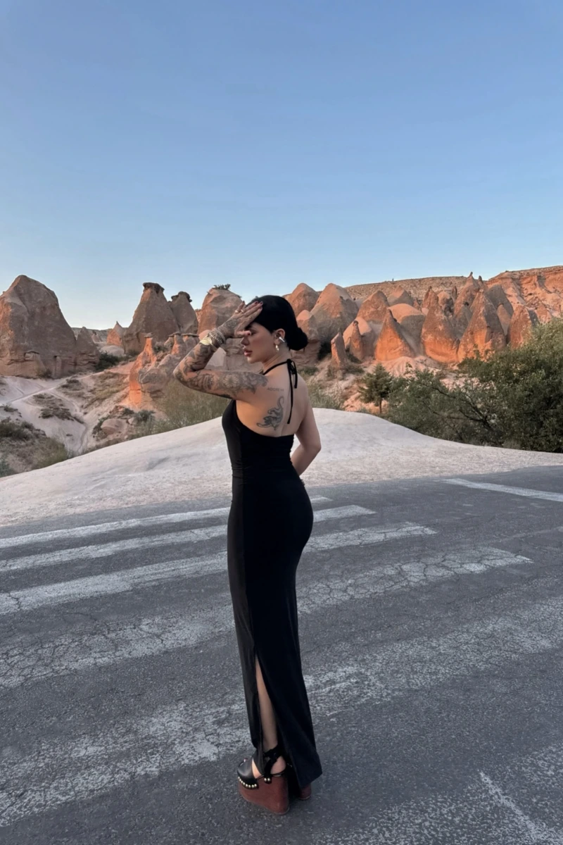 Siyah Halter Yaka Aksesuarlı Elbise