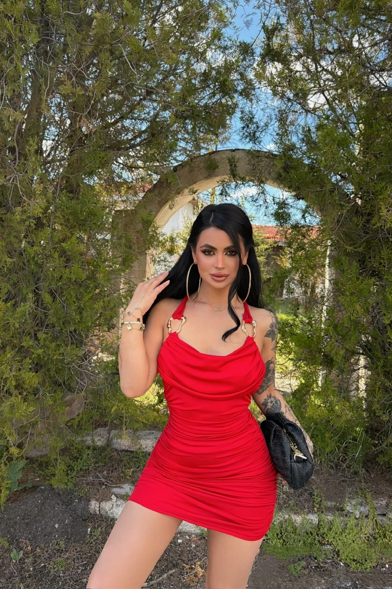 Kırmızı Tokalı Sırt Çapraz Büzgülü Elbise