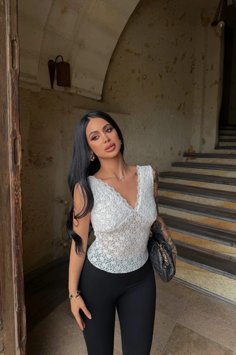 Beyaz Bella Güpürlü Bluz