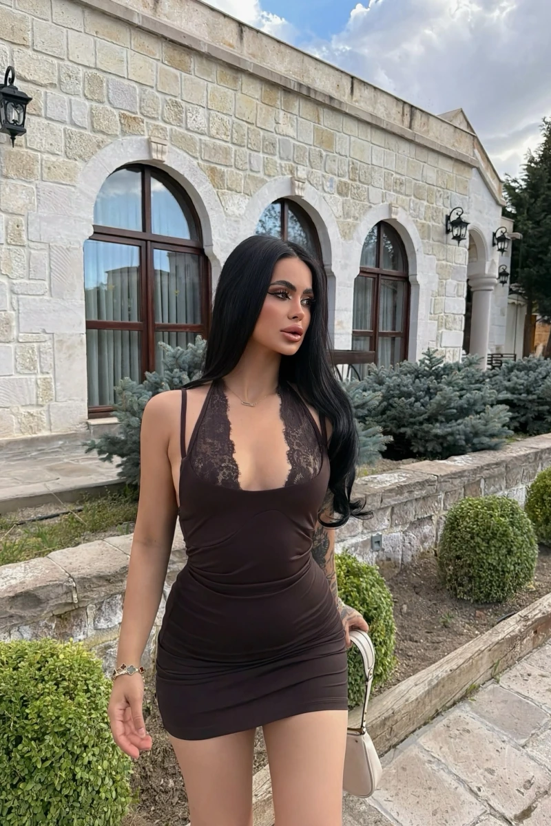 Kahve Boyundan Geçmeli Güpürlü Elbise