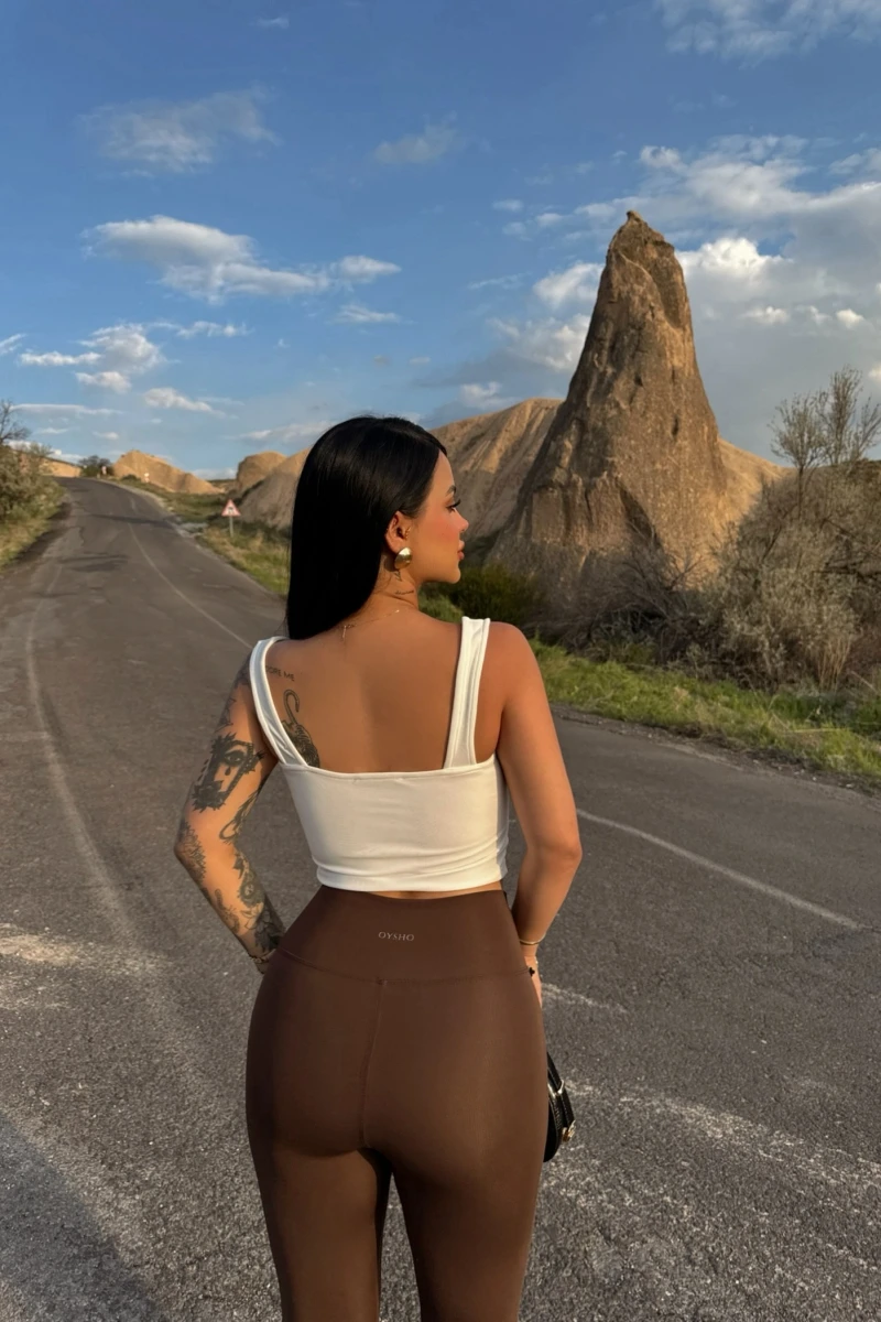 Beyaz Göğüs Bağcıklı Biyeli Crop