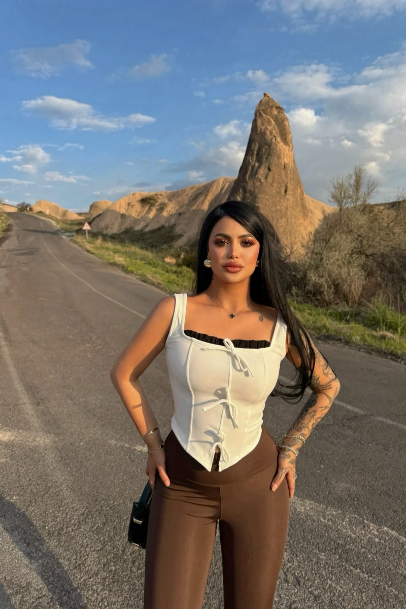 Beyaz Göğüs Bağcıklı Biyeli Crop