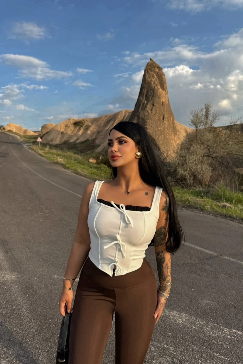 Beyaz Göğüs Bağcıklı Biyeli Crop