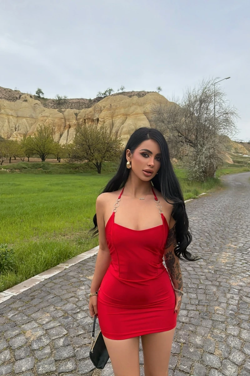 Kırmızı Aksesuarlı Mini Saten Elbise