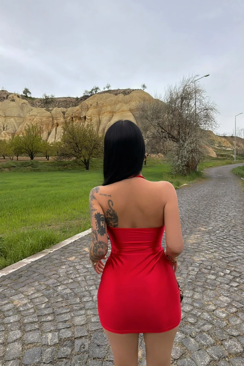 Kırmızı Aksesuarlı Mini Saten Elbise