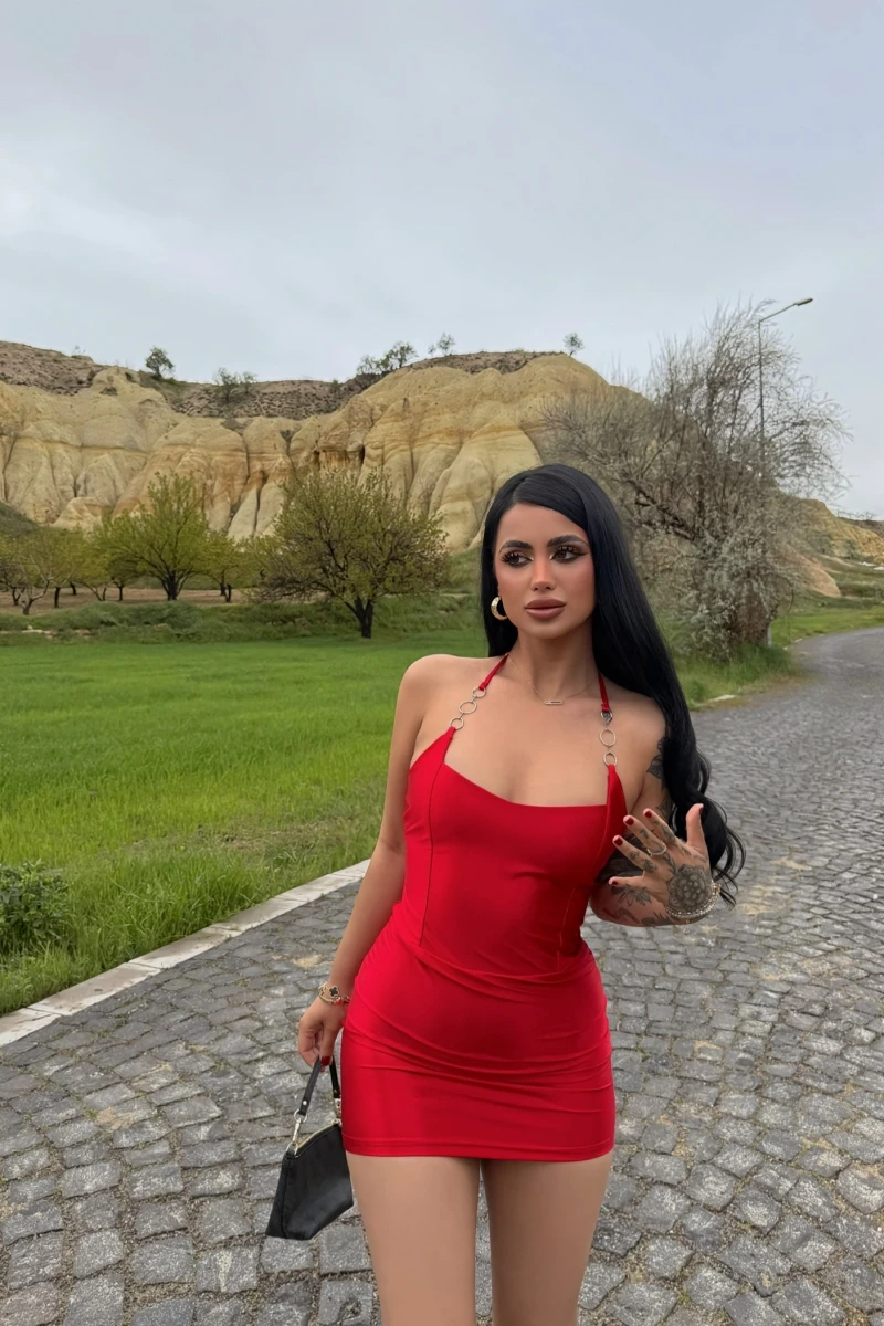 Kırmızı Aksesuarlı Mini Saten Elbise