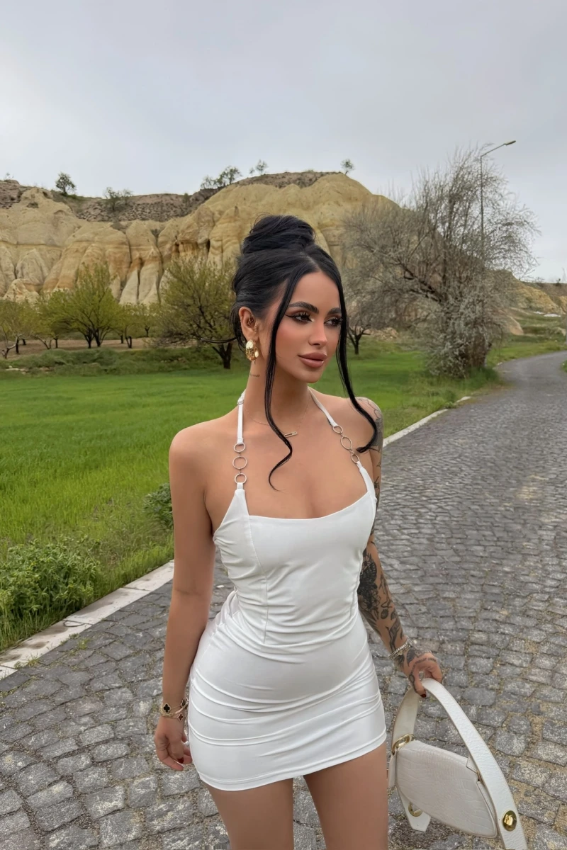 Beyaz Aksesuarlı Mini Saten Elbise