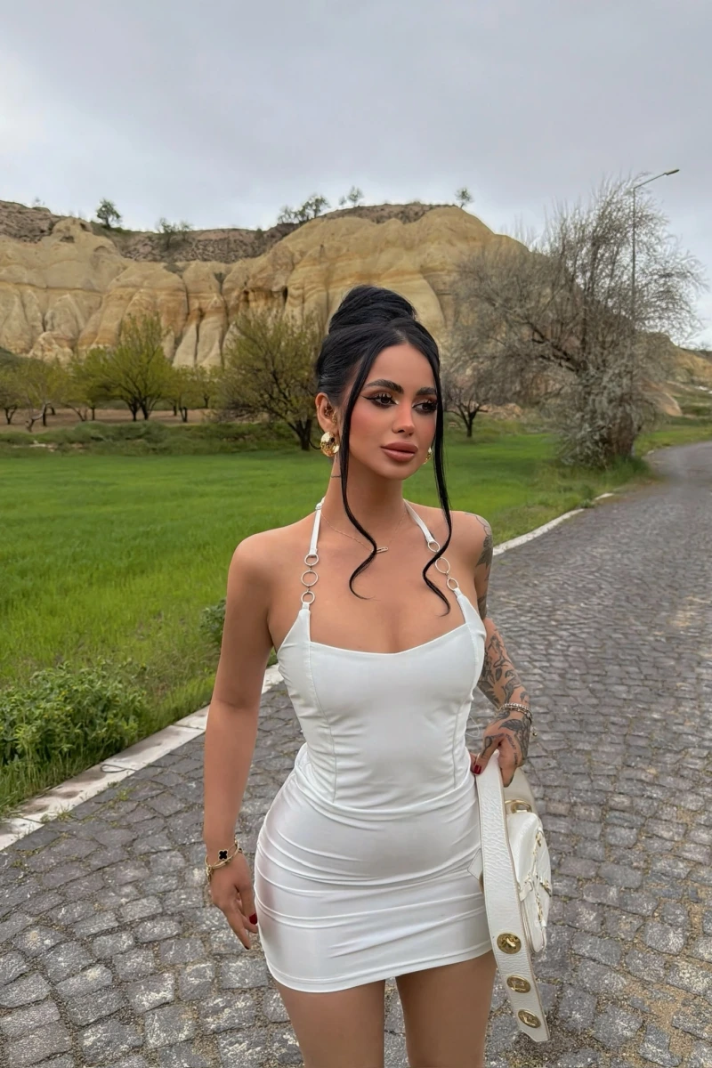 Beyaz Aksesuarlı Mini Saten Elbise