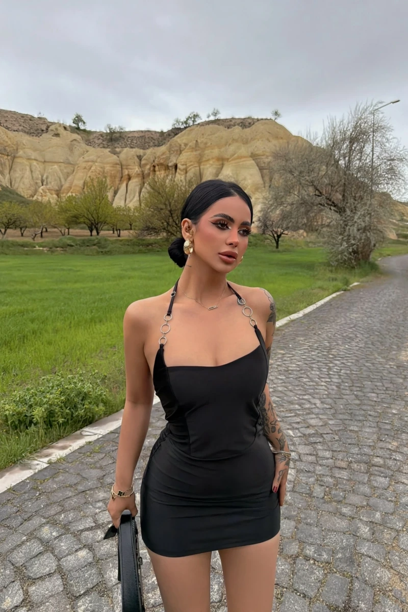 Siyah Aksesuarlı Mini Saten Elbise
