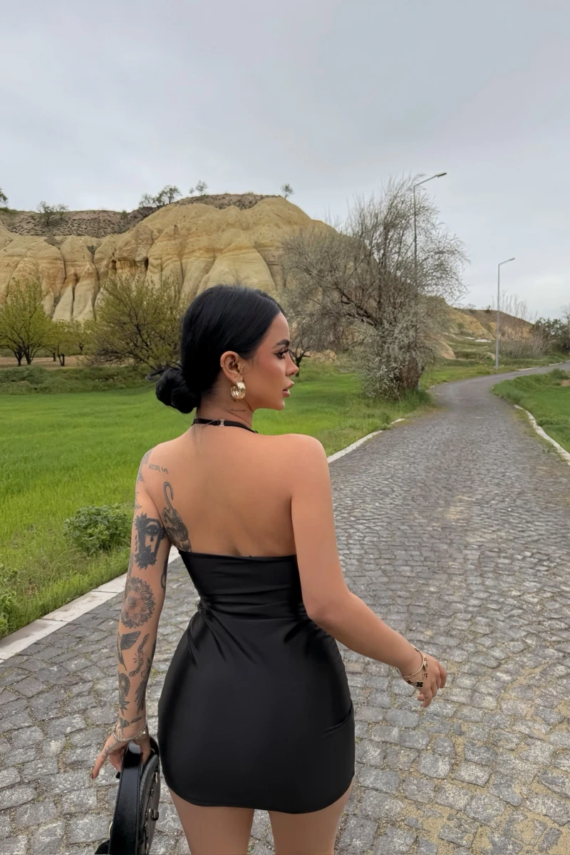 Siyah Aksesuarlı Mini Saten Elbise