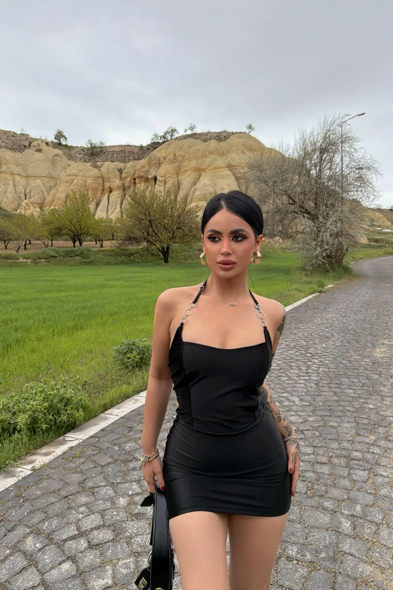 Siyah Aksesuarlı Mini Saten Elbise