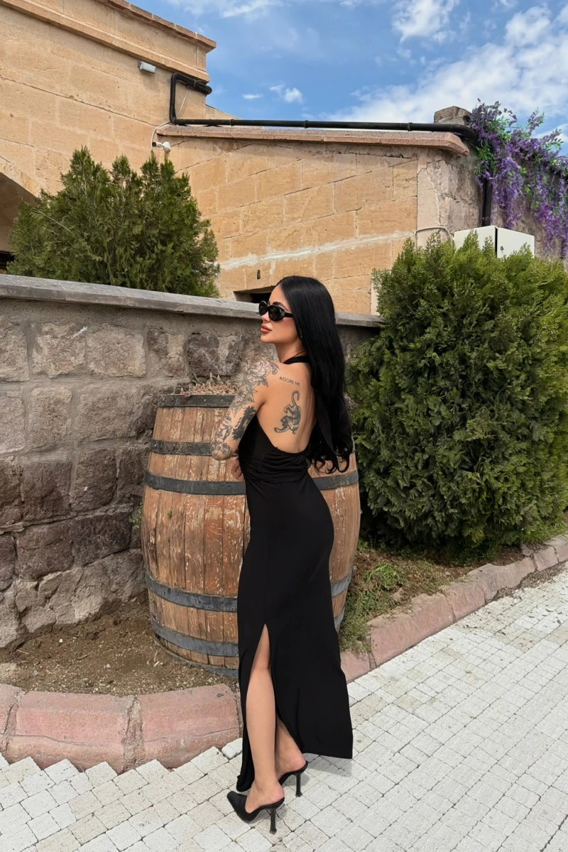 Siyah Boyundan Bağlamalı Aksesuarlı Elbise