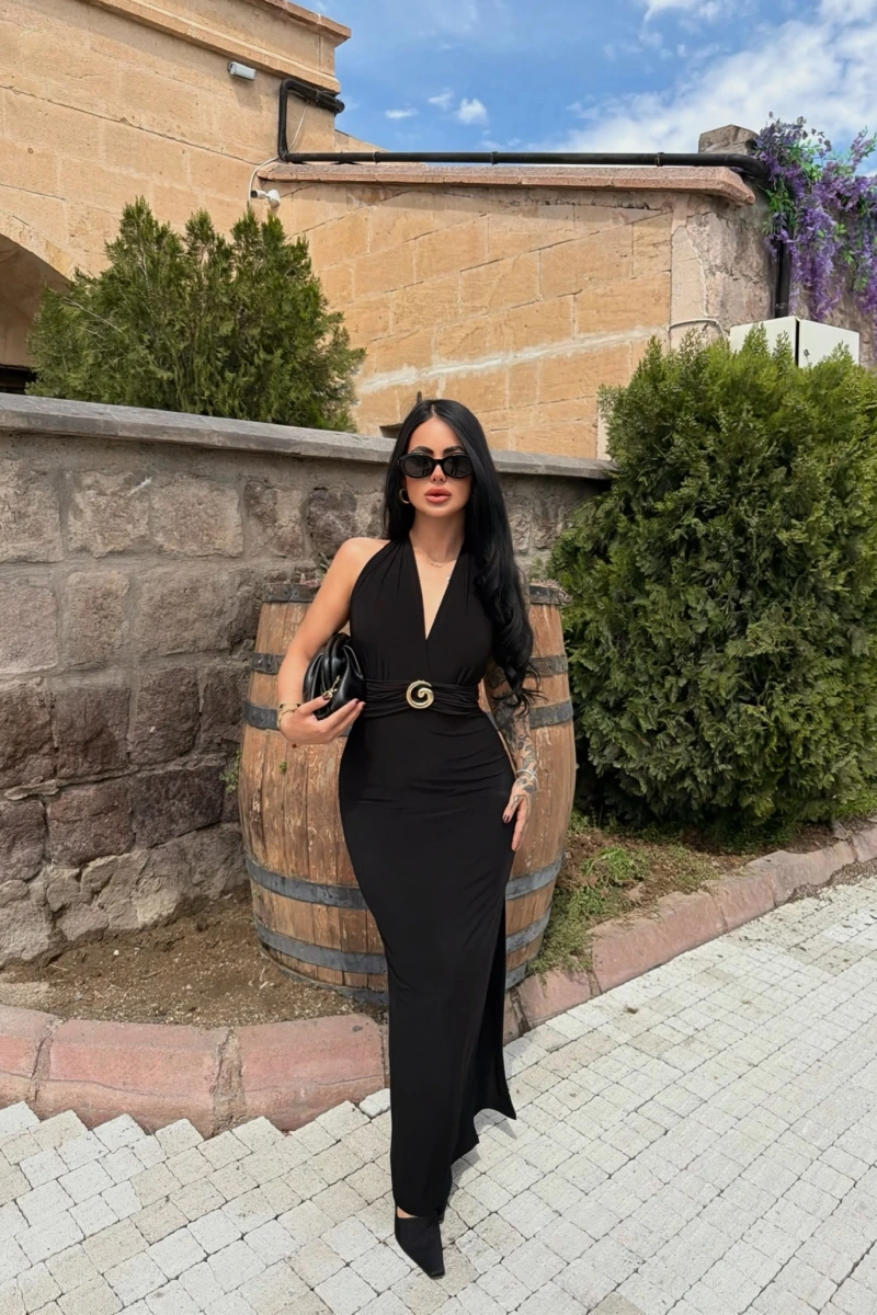Siyah Boyundan Bağlamalı Aksesuarlı Elbise