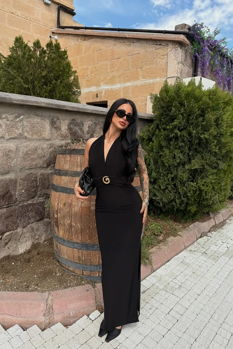 Siyah Boyundan Bağlamalı Aksesuarlı Elbise