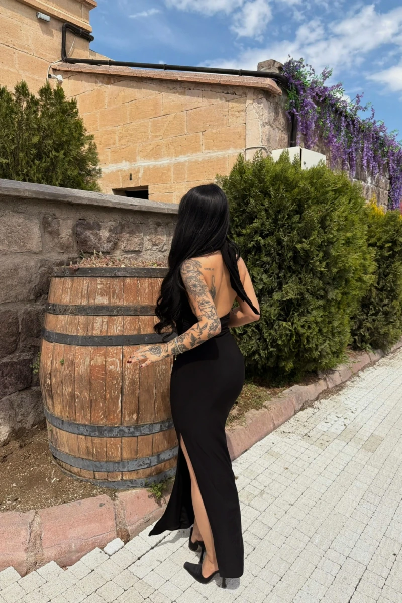 Siyah Boyundan Bağlamalı Aksesuarlı Elbise