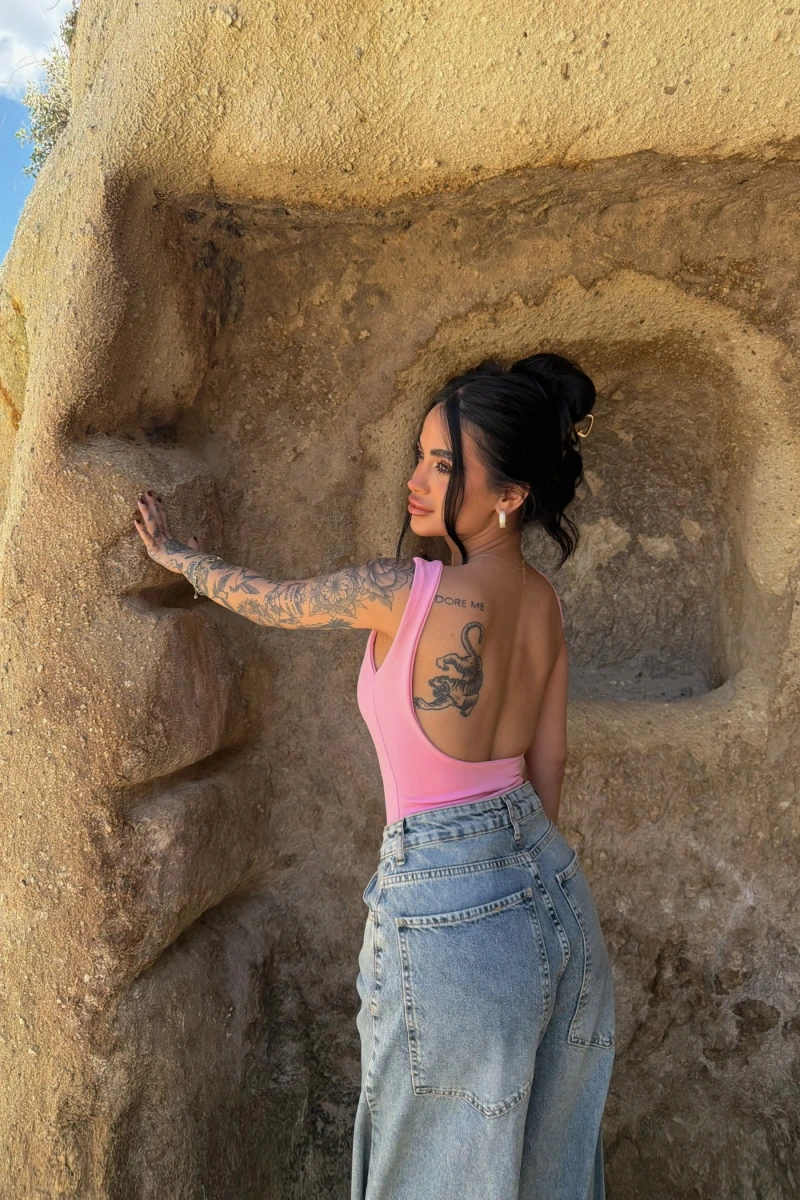 Pembe Sırt Dekolte Bodysuit