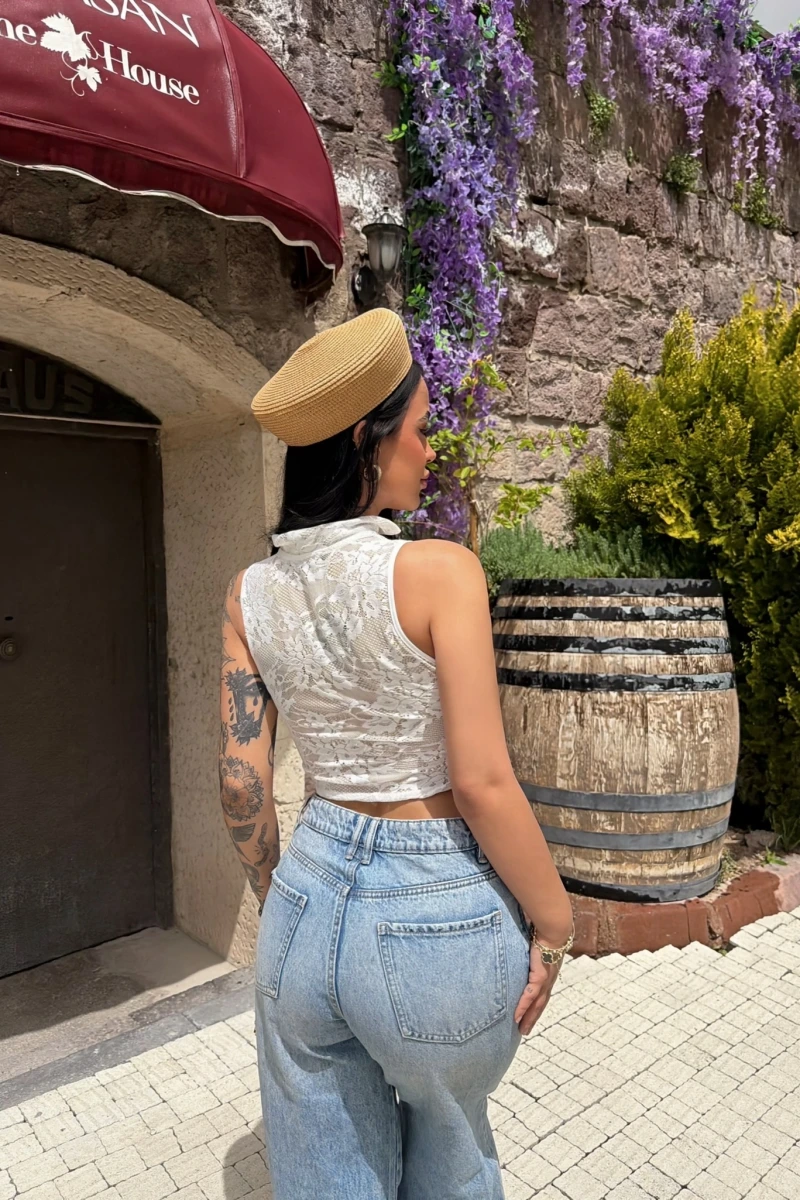 Beyaz Boyundan Bağcıklı Güpürlü Korse