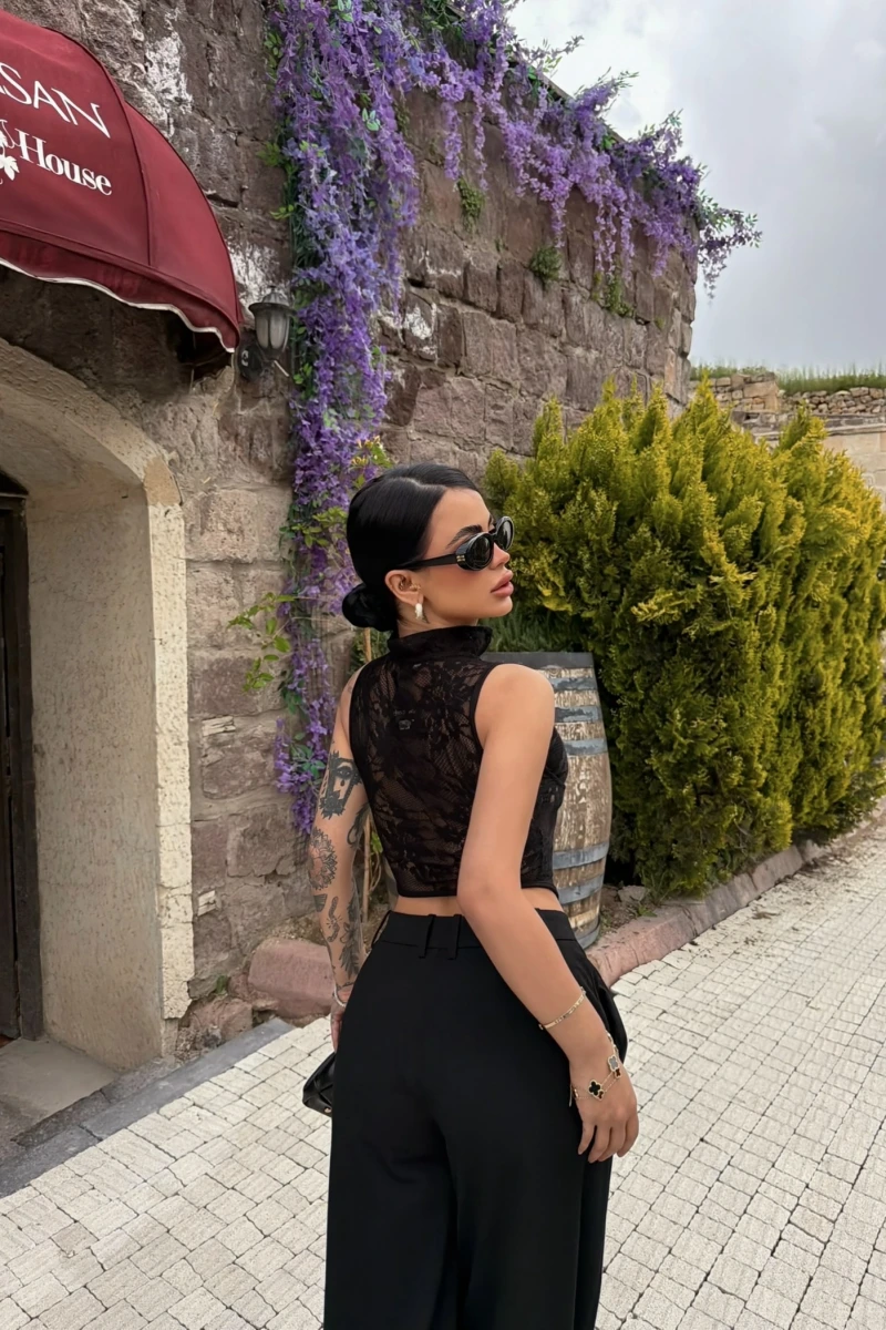 Siyah Boyundan Bağcıklı Güpürlü Korse