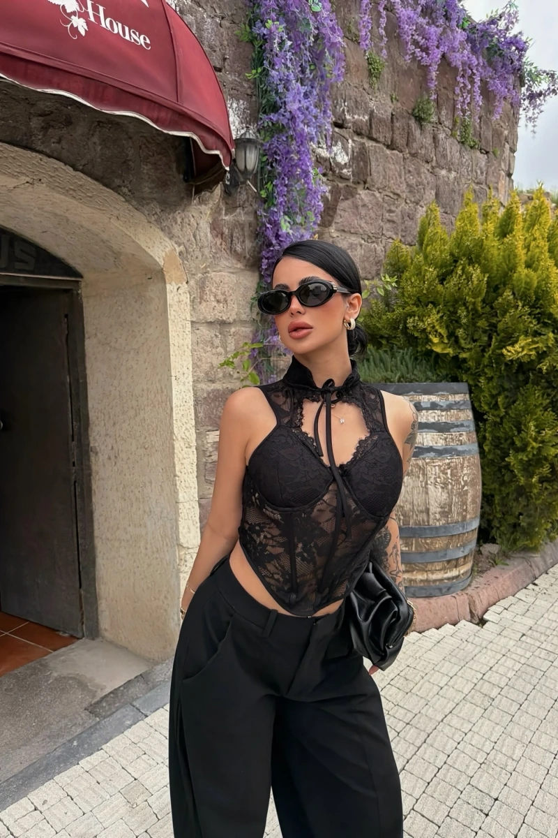 Siyah Boyundan Bağcıklı Güpürlü Korse