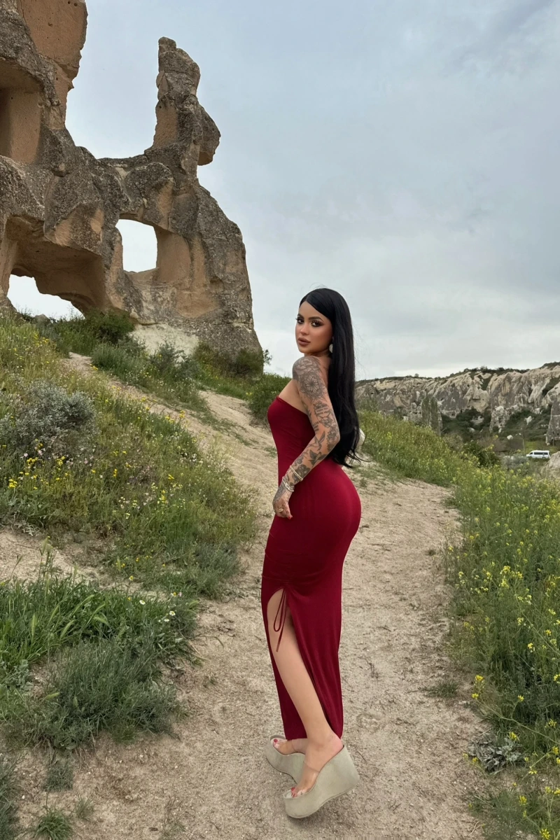 Bordo Omuz Açık Tek Yırtmaçlı Elbise