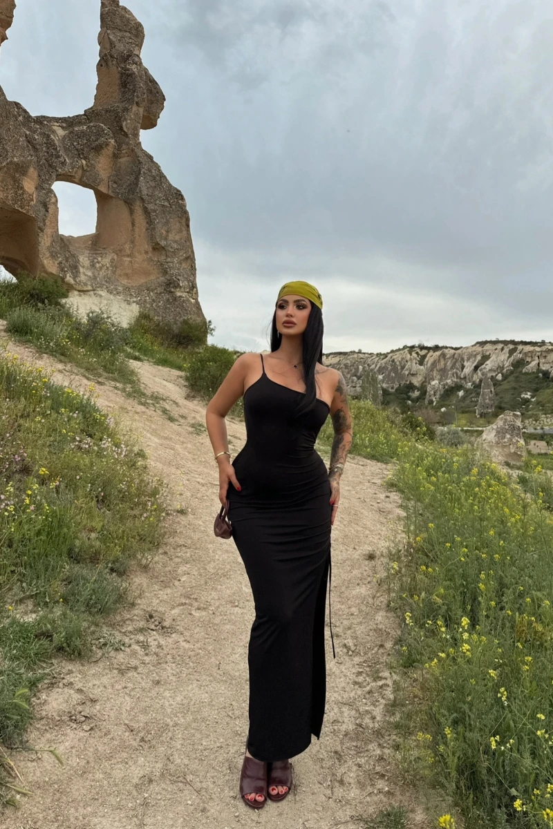 Siyah Omuz Açık Tek Yırtmaçlı Elbise